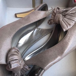 Taupe heels with bow